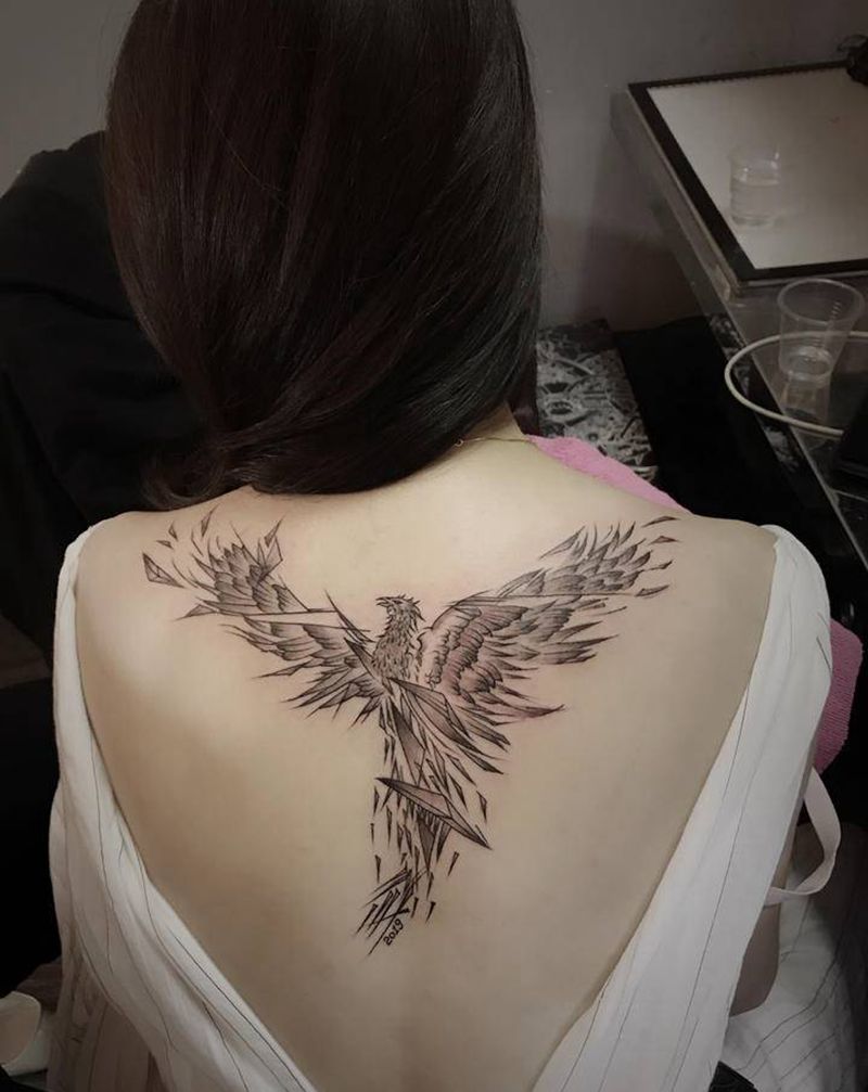 凤凰纹身图片_背部几何女背部凤凰纹身图案
