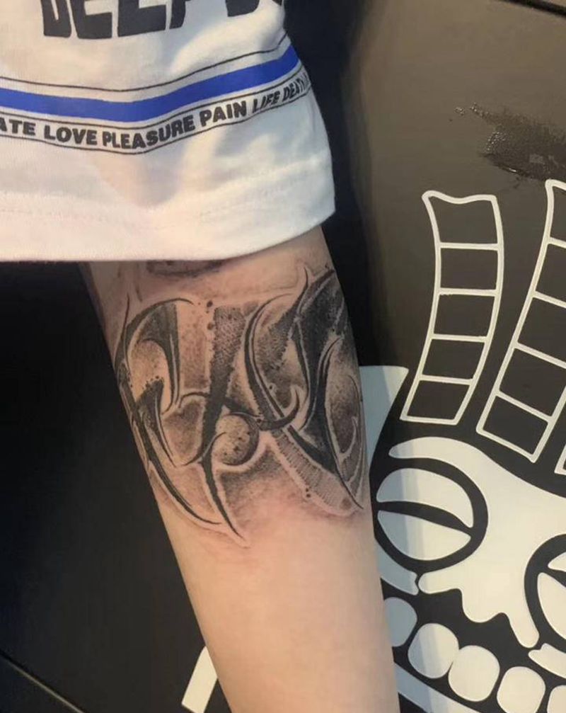 花体字纹身图片_手臂花体字纹身图案