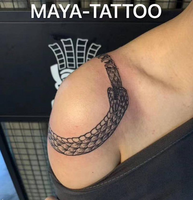 响尾蛇纹身图片_肩部几何点刺纹身图案