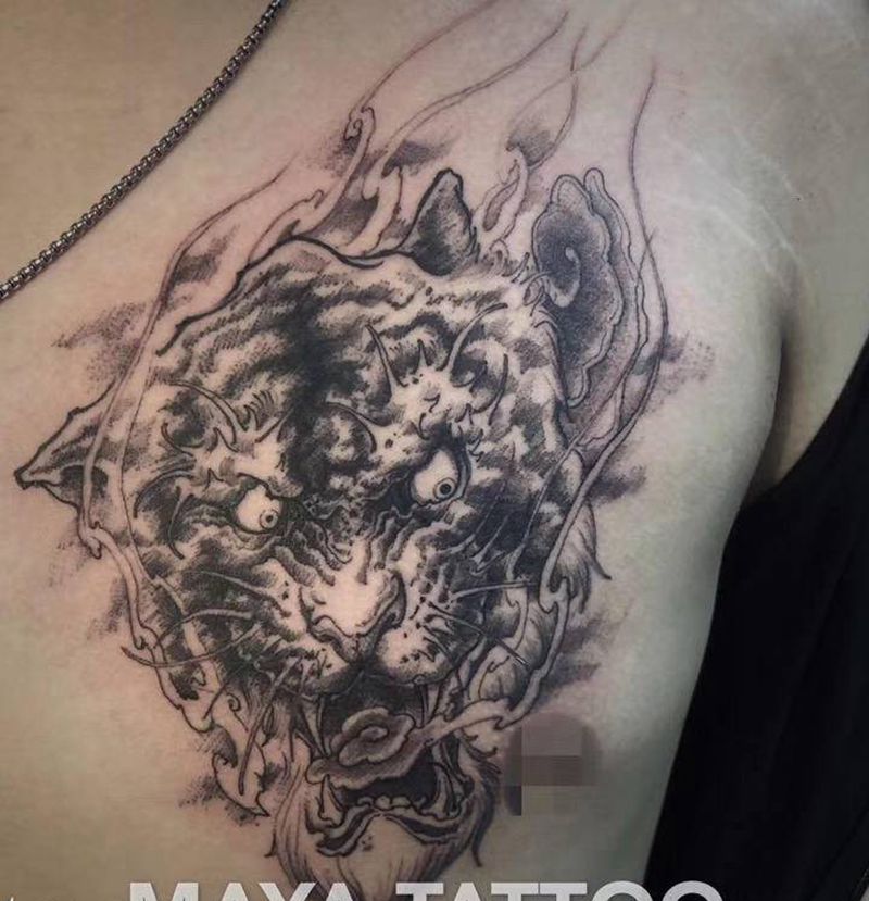 老虎纹身图片_胸部新传统点刺纹身图案