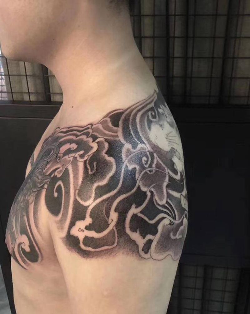 添加云雾纹身图片_背部肩部新传统纹身图案