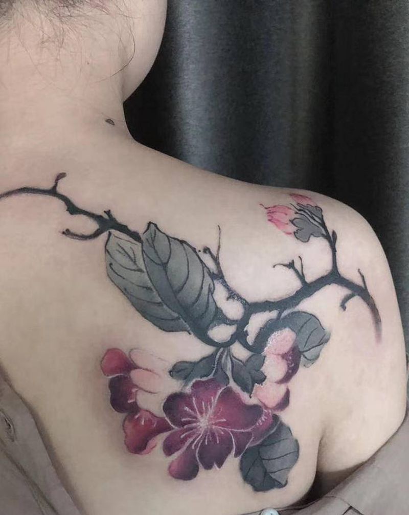 花纹身图片_肩部水彩水墨纹身图案