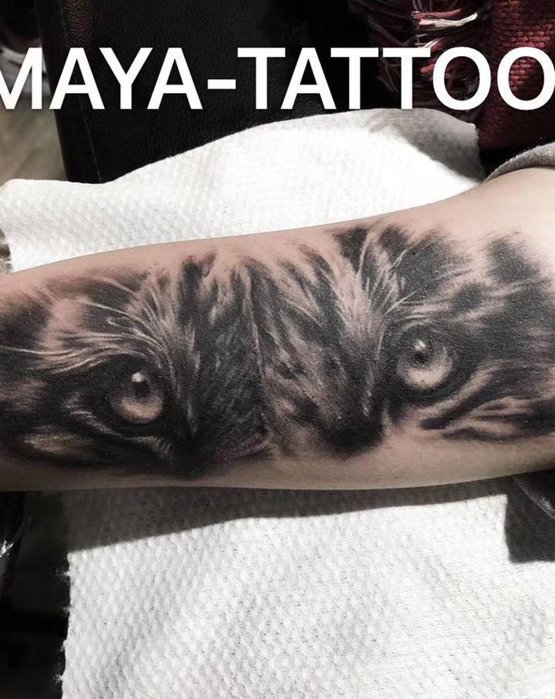 老虎纹身图片_手部欧美写实纹身图案