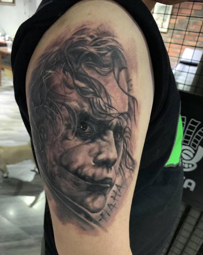 小丑纹身图片_手臂欧美写实纹身图案