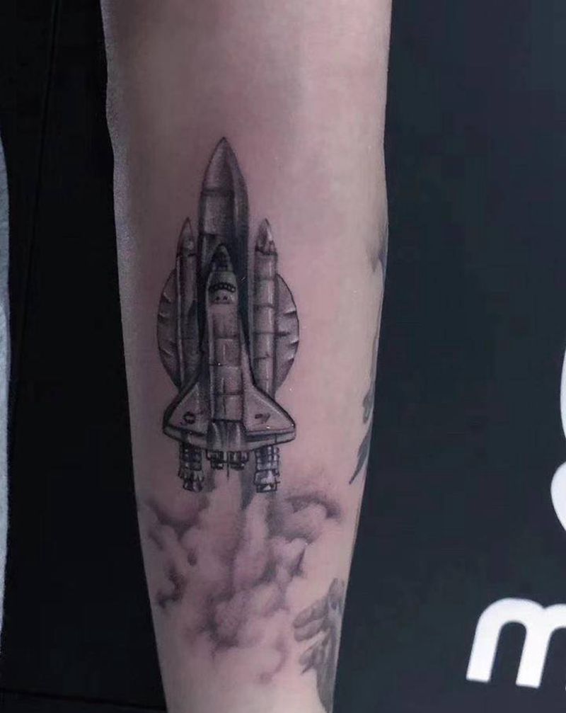 冲上云霄纹身图片_手臂欧美写实纹身图案