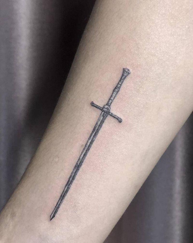 锈剑纹身图片_手臂欧美写实纹身图案