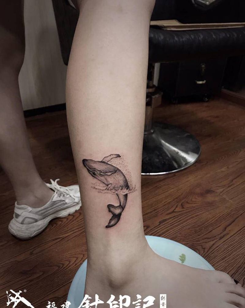 鲲纹身图片_腿部点刺鲸鱼纹身图案