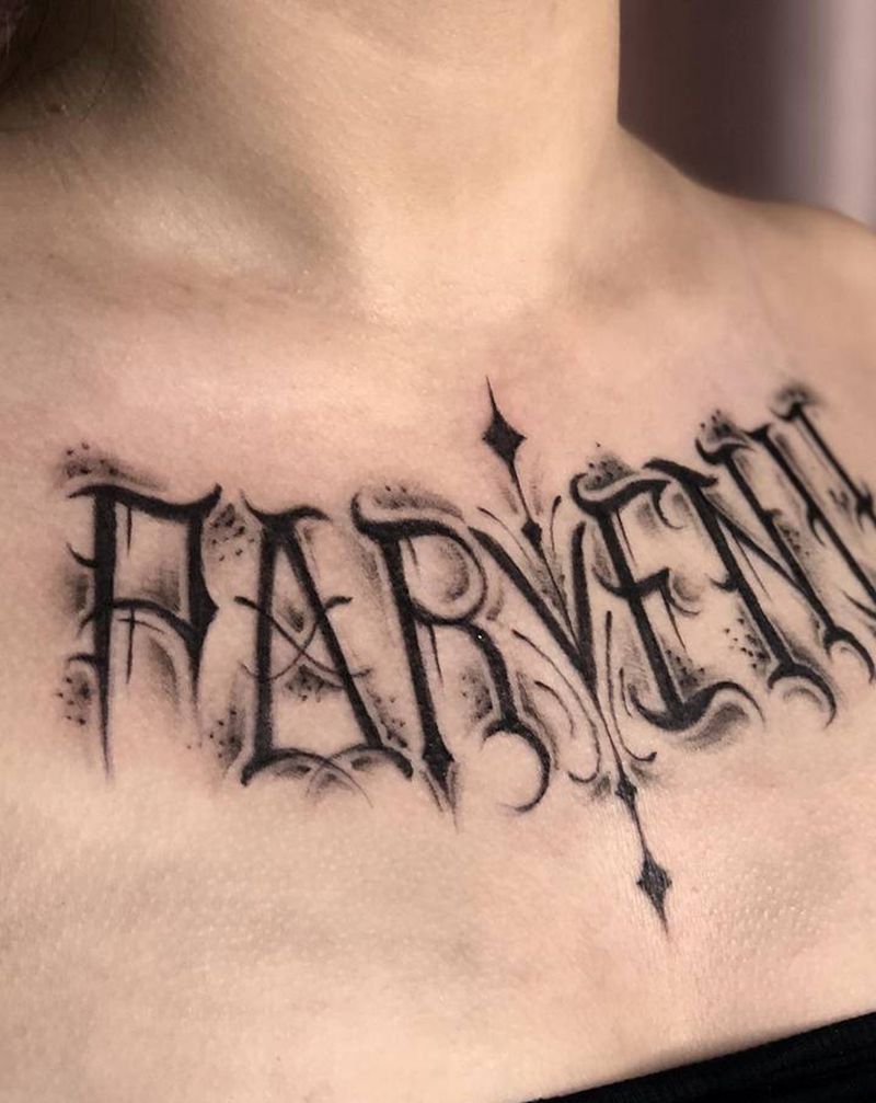 暴富纹身图片_胸部花体字纹身图案