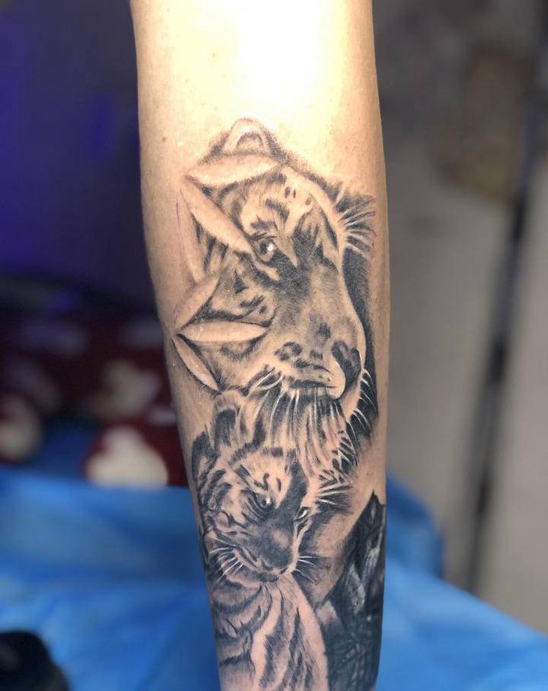 虎纹身图片_手臂腿部欧美写实纹身图案