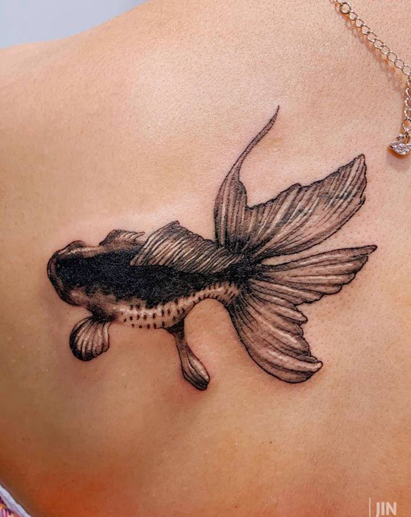 「黑金鱼纹身」纹身图片_背部水墨几何黑灰金鱼遮盖纹身图案