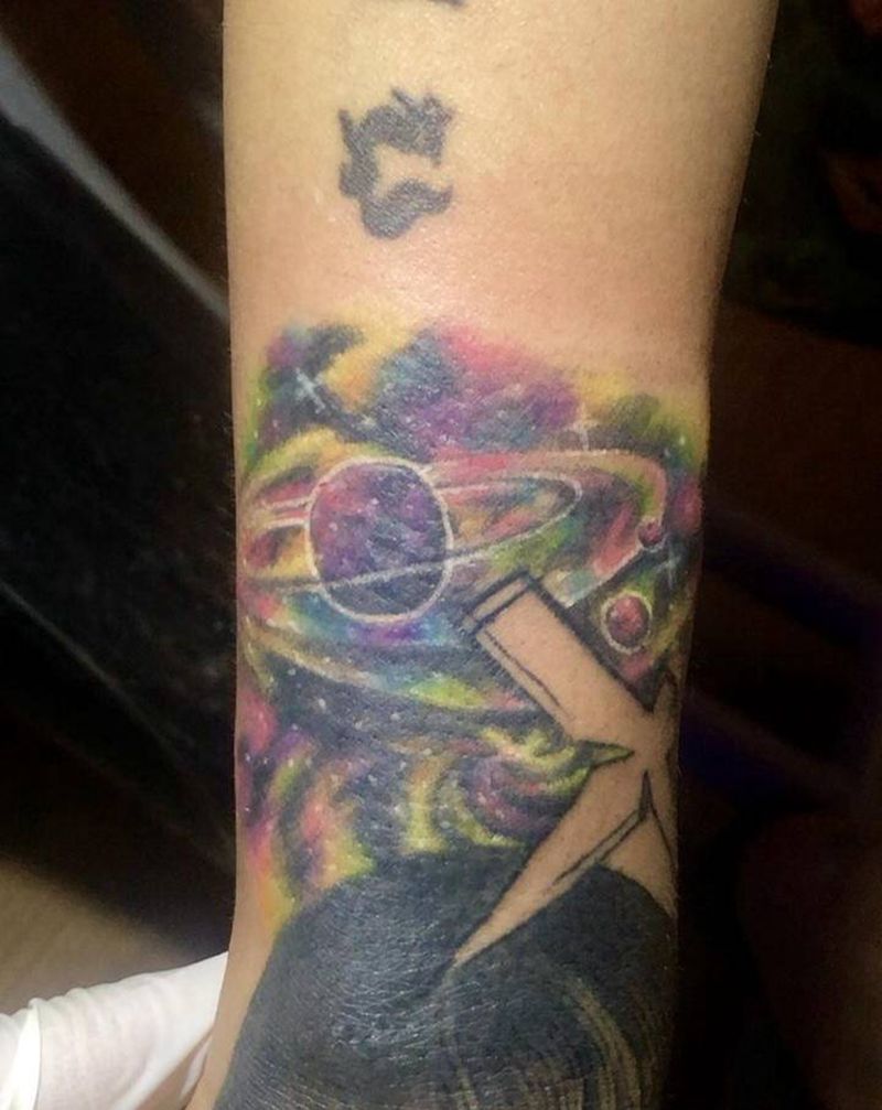 遮盖纹身图片_手臂手部水彩纹身图案