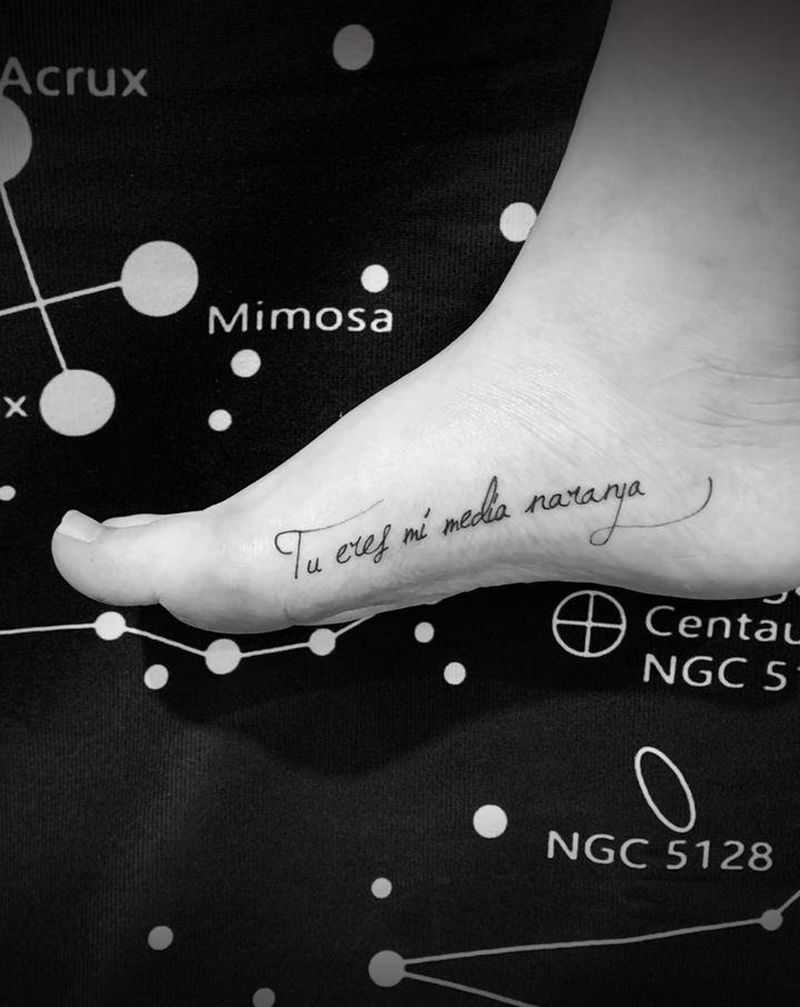「小清新纹身」纹身图片_脚部花体字字母西班牙语纹身图案