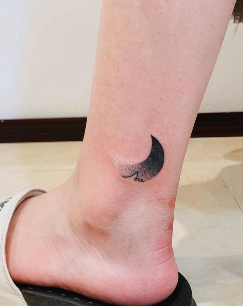「小清新遮盖」纹身图片_脚部腿部点刺几何月亮英文纹身图案