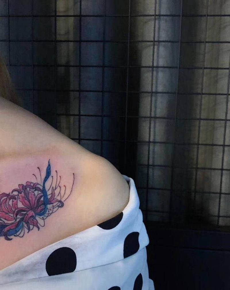 彼岸花纹身图片_肩部纹身图案