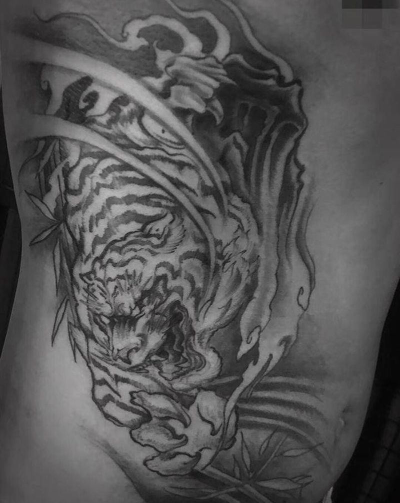 霸气虎纹身图片_腹部纹身图案