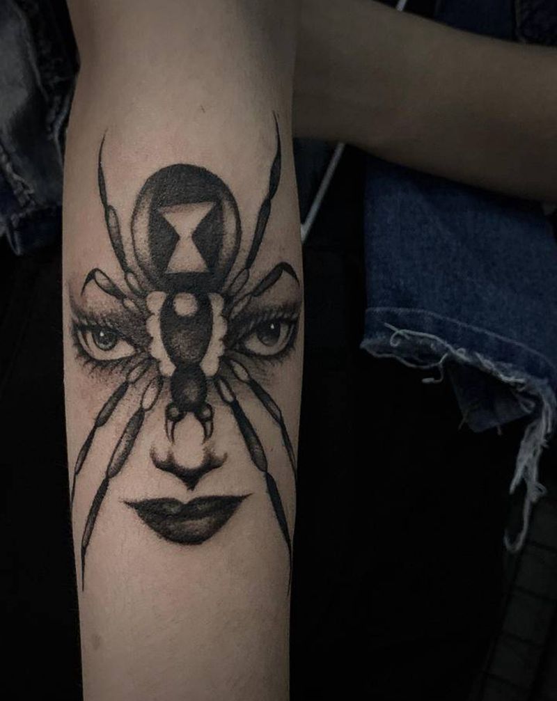 女生手臂蜘蛛纹身纹身图片_手部手臂纹身图案