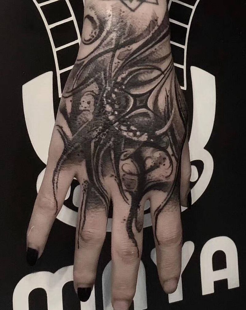 money,手背花体字纹身纹身图片_手部纹身图案