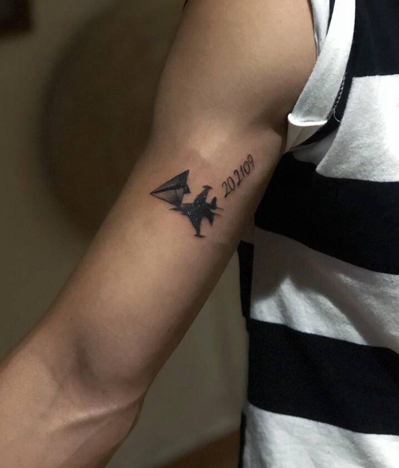 纸飞机纹身图片_手部手臂几何飞机纸飞机纹身图案