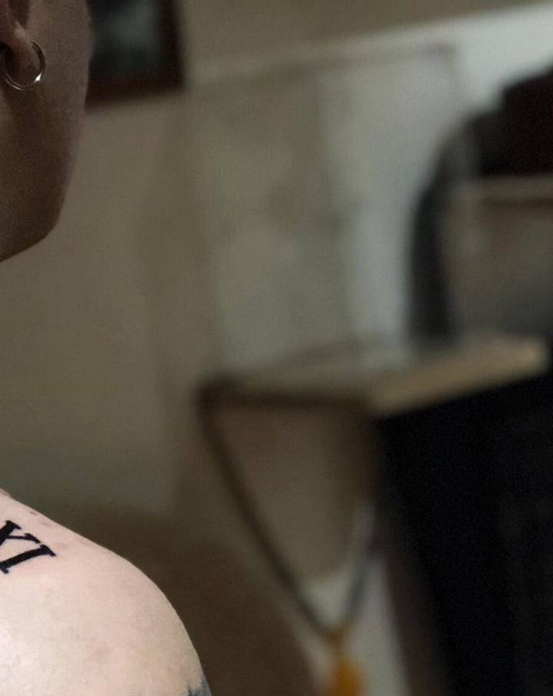 罗马数字纹身图片_肩部颈部几何罗马数字纹身图案