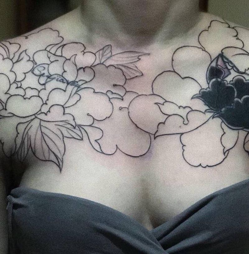 花胸牡丹线条遮盖未完成纹身图片_胸部颈部牡丹纹身图案