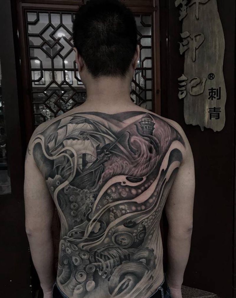 满背欧美题材纹身纹身图片_背部欧美写实船章鱼纹身图案