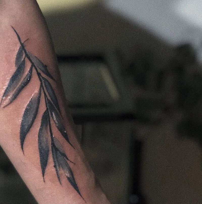 水墨叶子纹身图片_手部手臂水墨图腾叶子纹身图案