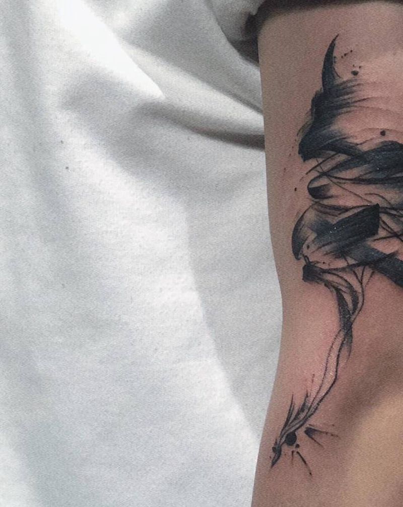 水墨泼墨笔刷纹身图片_手部手臂水墨几何笔刷飞鸟纹身图案