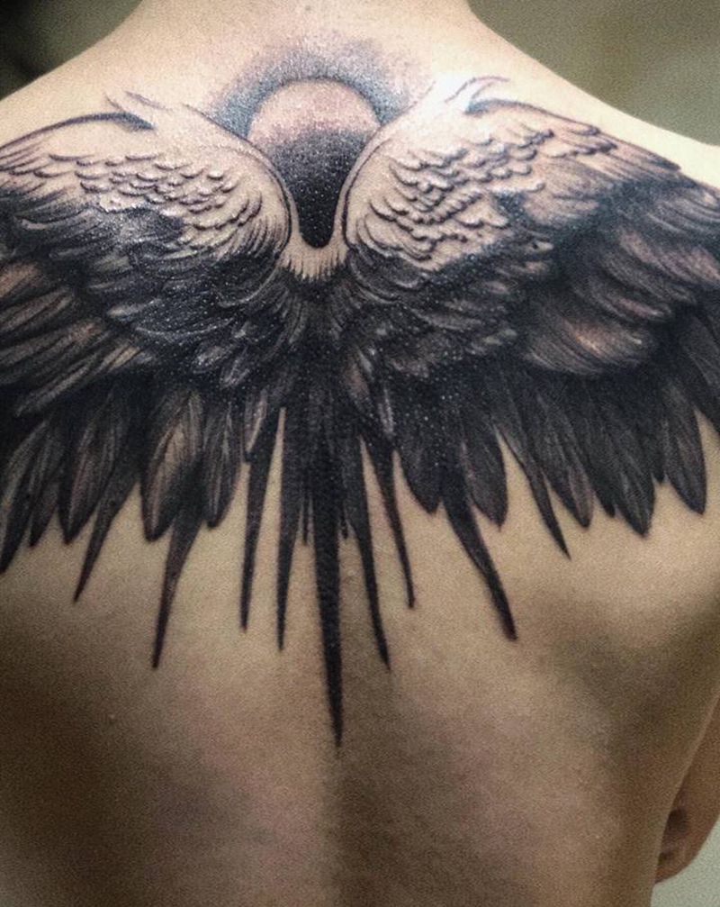 翅膀纹身图片_背部颈部点刺水墨纹身图案