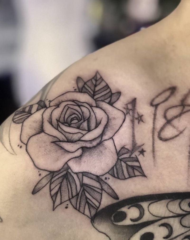 玫瑰纹身图片_肩部胸部点刺几何纹身图案