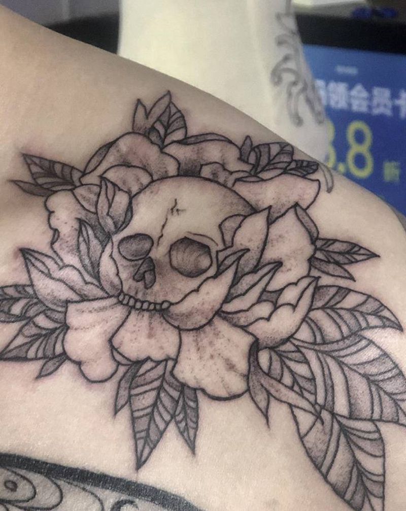 牡丹纹身图片_肩部胸部点刺纹身图案
