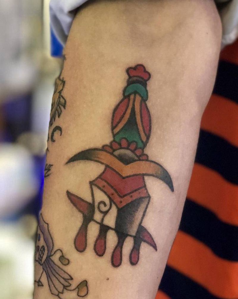 匕首纹身图片_手臂New SchoolOld School纹身图案