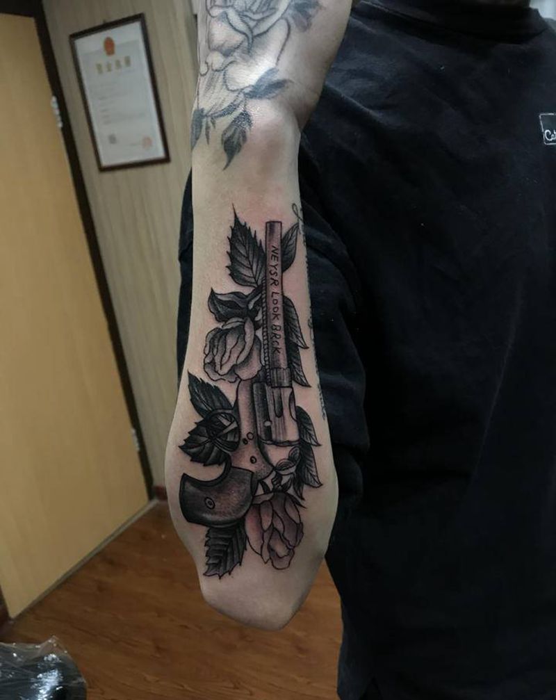 枪纹身纹身图片_手臂枪纹身图案