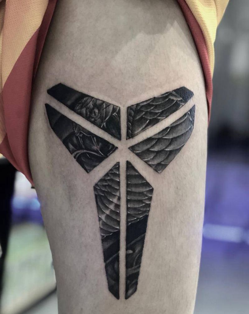 黑曼巴科比纹身图片_腿部欧美写实纹身图案