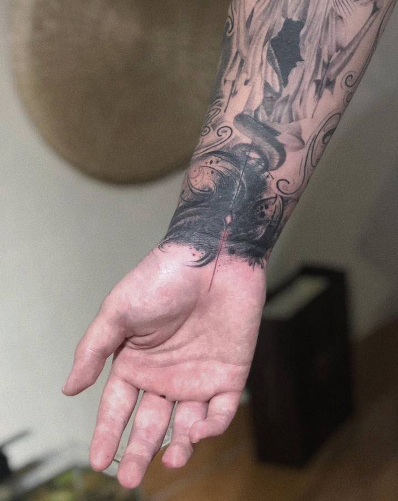 暗黑花体纹身图片_手部手臂花体字水墨纹身图案