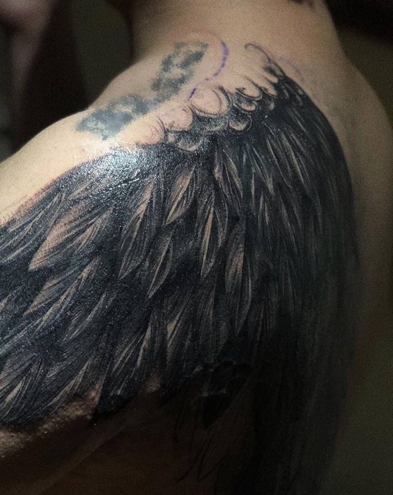 翅膀遮盖未完成纹身图片_背部肩部水墨欧美写实纹身图案