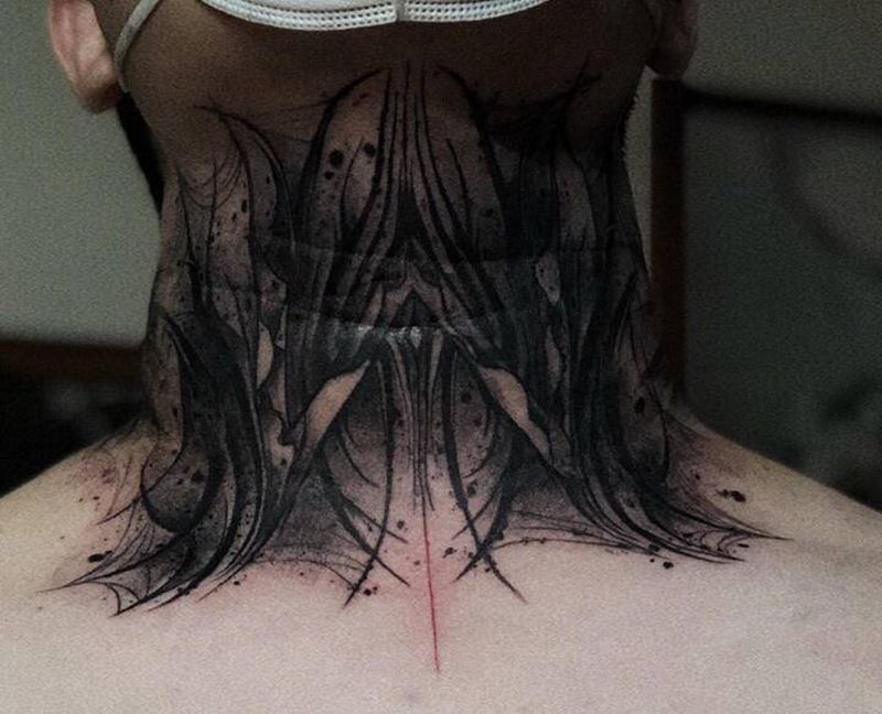 暗黑花体纹身图片_颈部肩部花体字水墨纹身图案