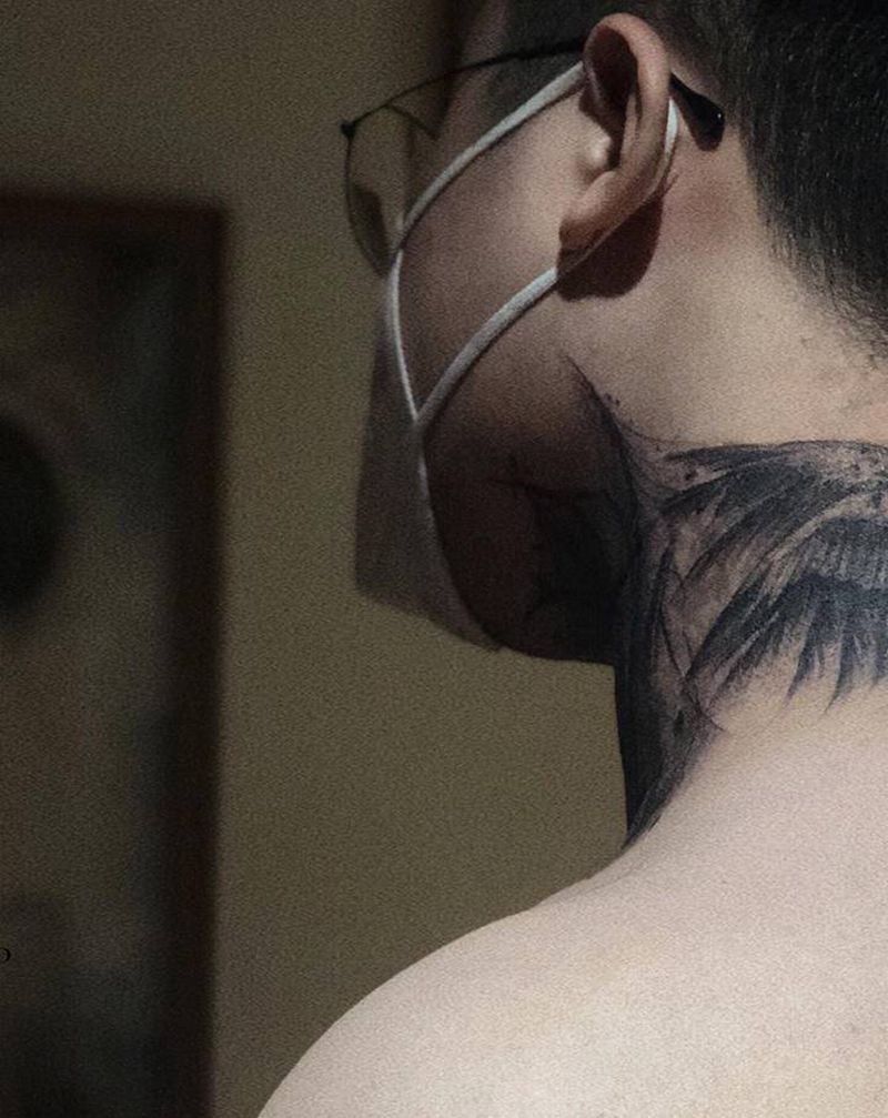 天使翅膀纹身图片_颈部背部欧美写实水墨纹身图案