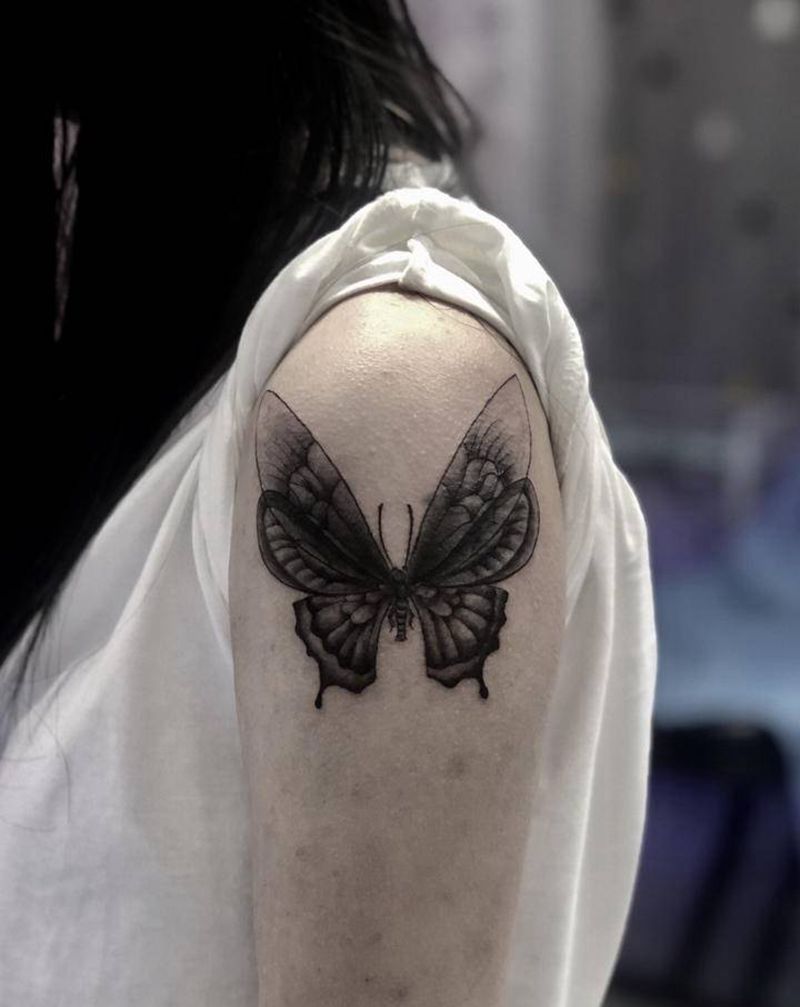 蝴蝶纹身图片_手臂欧美写实蝴蝶遮盖纹身图案