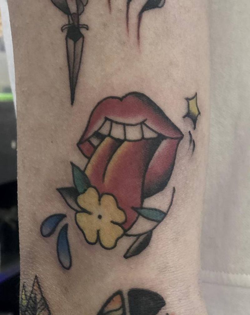 嘴唇纹身图片_手臂Old School纹身图案