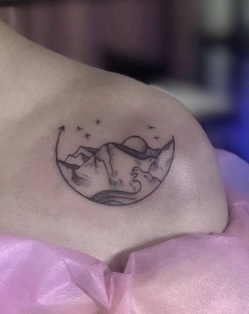 山海纹身图片_肩部几何点刺纹身图案