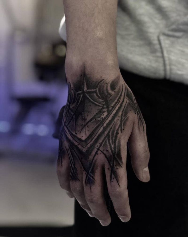 黑暗花体纹身图片_手部花体字纹身图案