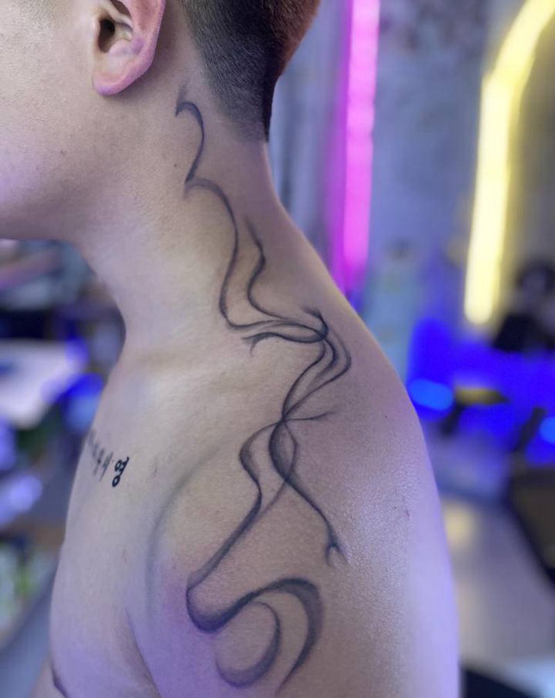 云雾纹身图片_肩部水墨纹身图案