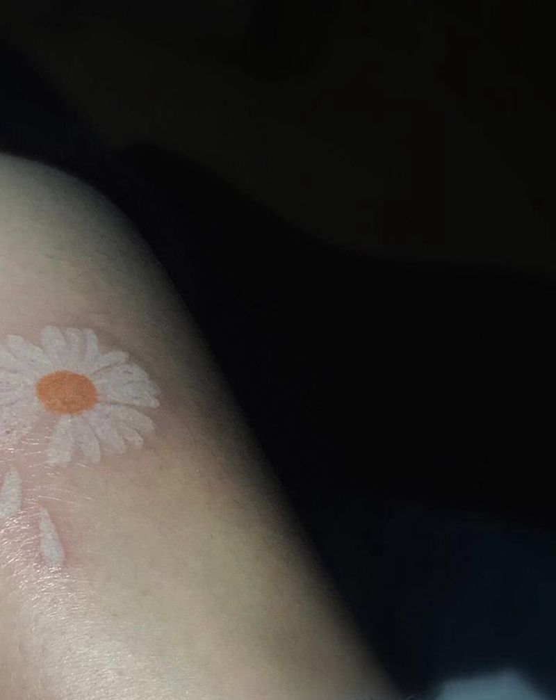 菊纹身图片_腿部脚部水彩点刺纹身图案