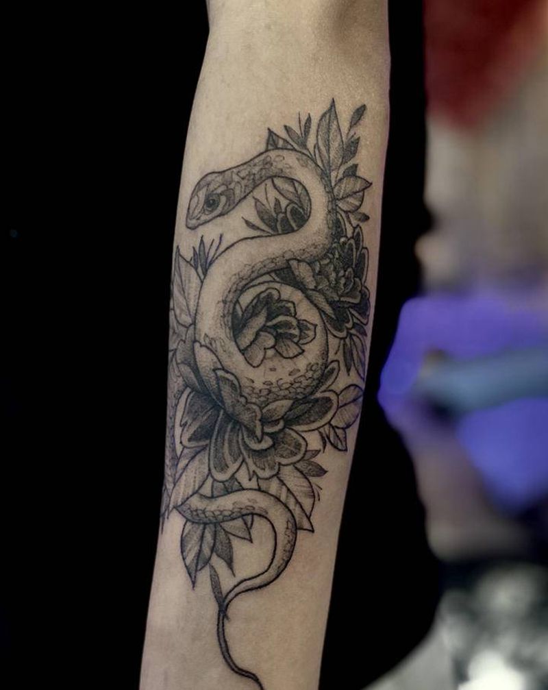 花中蛇纹身图片_手臂欧美写实点刺纹身图案