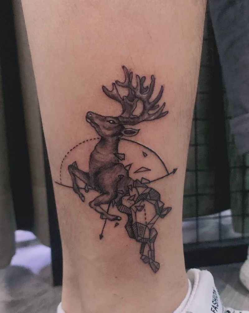 小鹿纹身图片_脚部几何点刺纹身图案