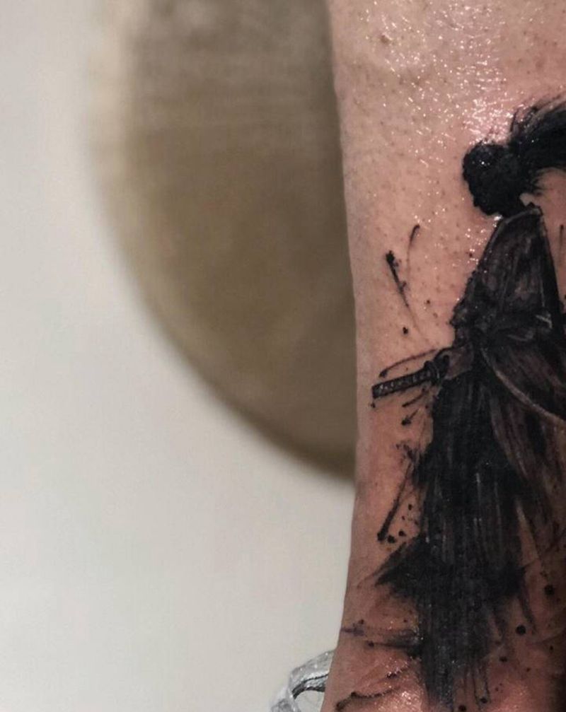 泼墨武侠遮盖旧图纹身图片_腿部脚部水墨图腾武士纹身图案