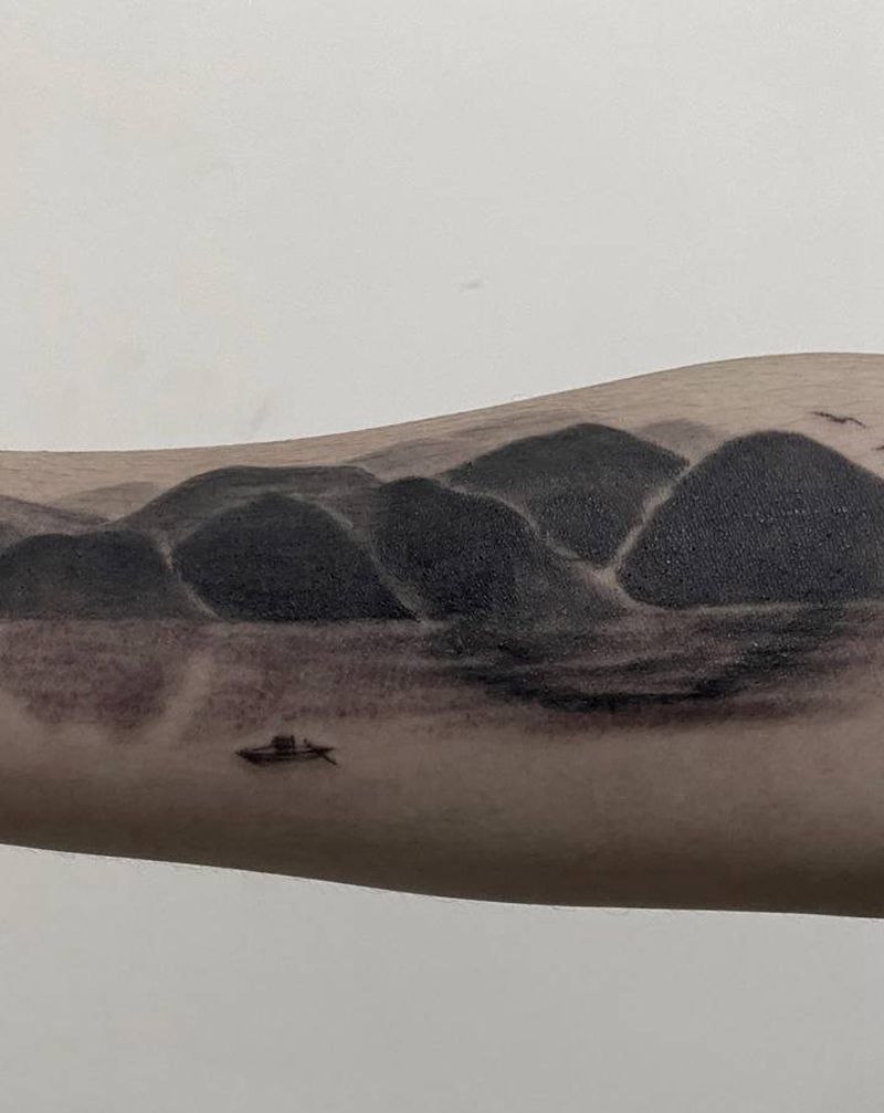 轻舟已过万重山纹身图片_手臂水墨纹身图案