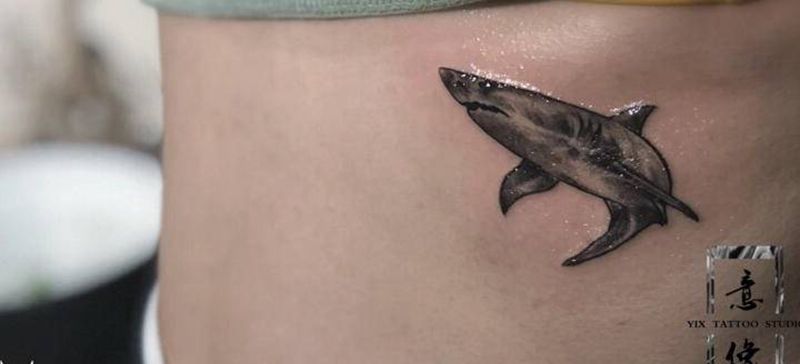 大白鲨纹身图片_水墨点刺鱼原创纹身图案