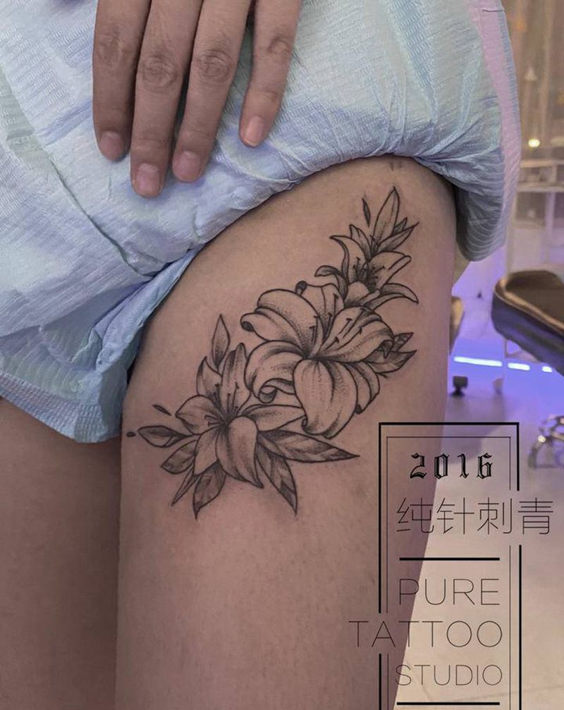 素花百合纹身图片_臀部腿部点刺纹身图案