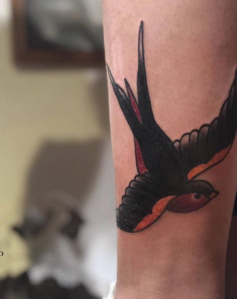 燕子纹身图片_腿部脚部Old School纹身图案